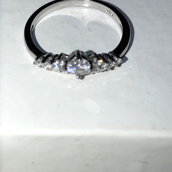 COPY - Moissanite diamond chevon ring in Sterling Silver - Picture 10 of 12